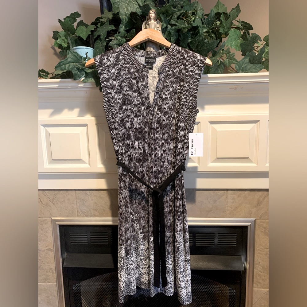 size 4 black/white knee length dress. New with tags.